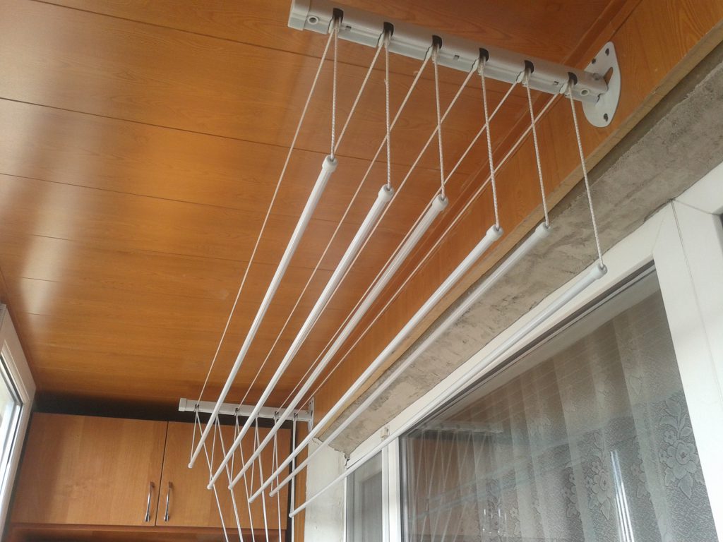 Веревочная вешалка для белья на балкон