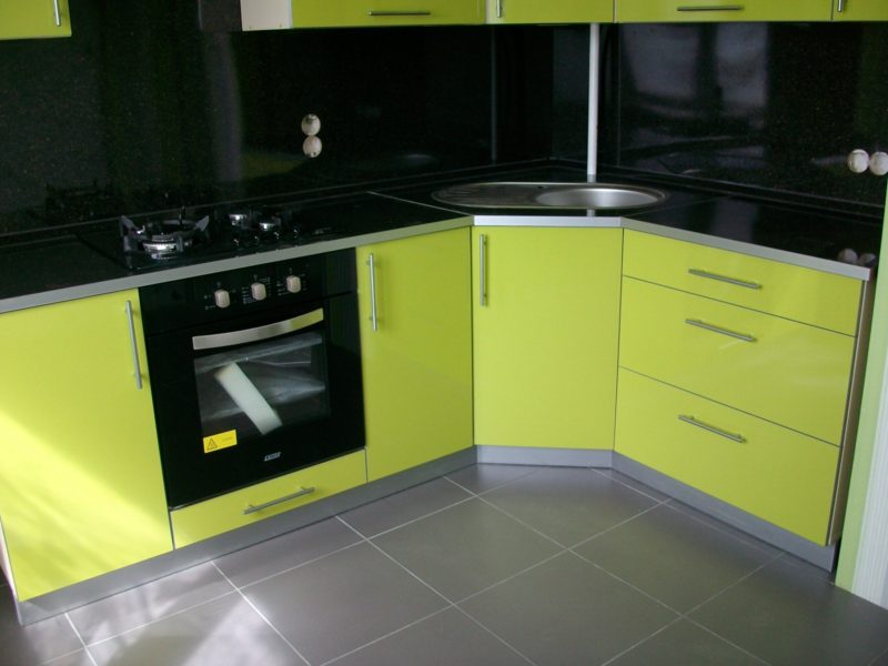 кухонный гарнитур для маленькой кухни 