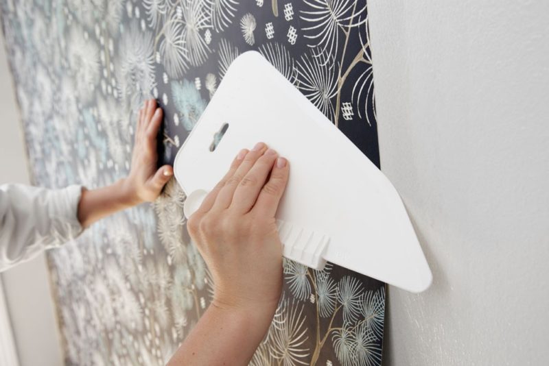 Как правильно клеить обои