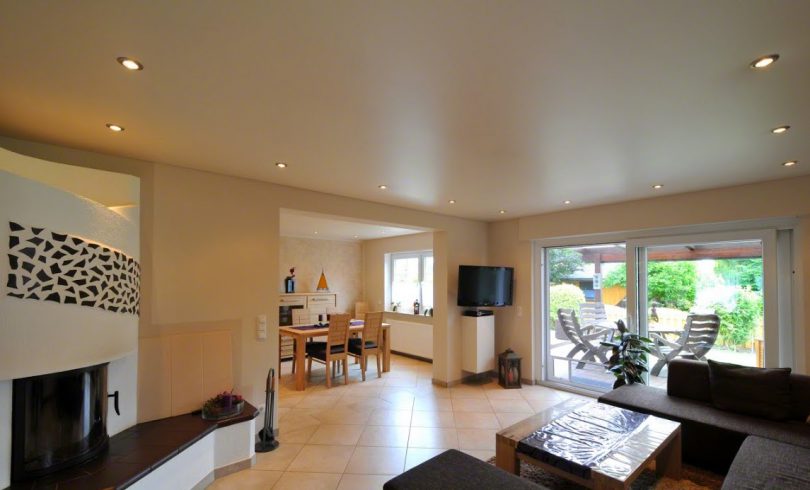 Натяжные потолки для зала