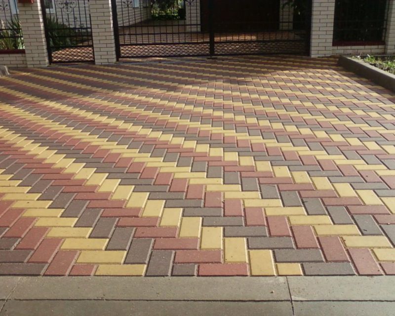 Тротуарная плитка коричневая с желтым укладка фото