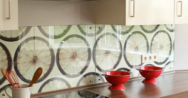 фартук на кухню из стекла