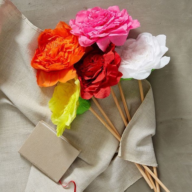 Цветы из гофрированной бумаги своими руками: мастер класс по поделкам изгофробумаги