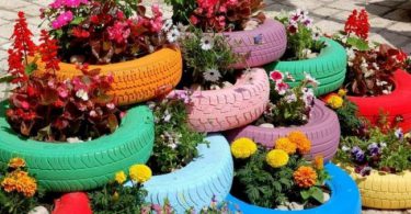 Оформление клумбы возле дома своими руками