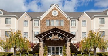 Козырёк над крыльцом