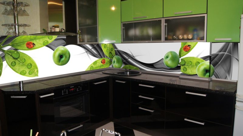 фартук на кухню из стекла