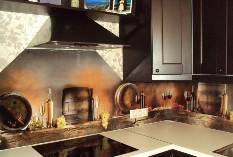 фартук на кухню из стекла