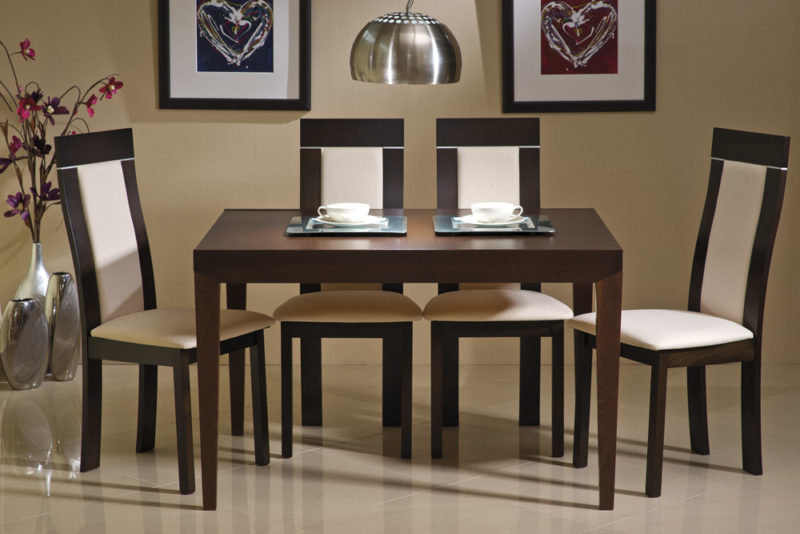Стол кухонный коричневый. Стол лазурит обеденный. Стол венге обеденный в интерьере. Темный стол со стульями.