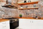 Кирпичные стены на кухне