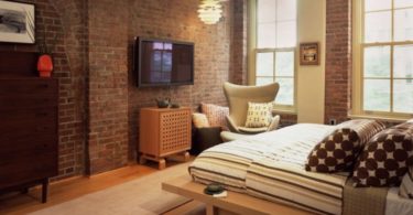 Кирпичные стены в спальне