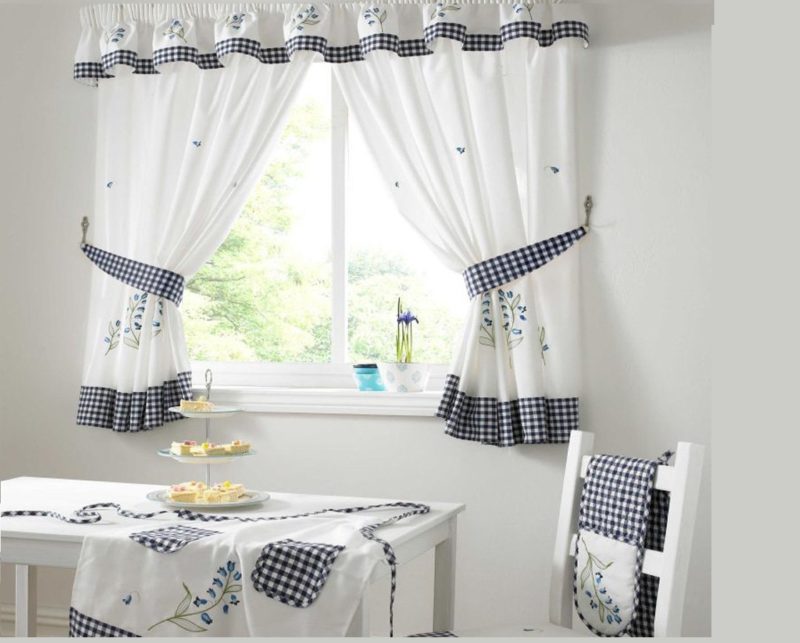 Дизайн кухни: белые шторы
