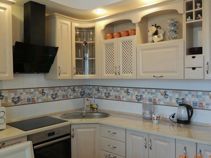 Дизайн интерьера: цветной фартук на кухне