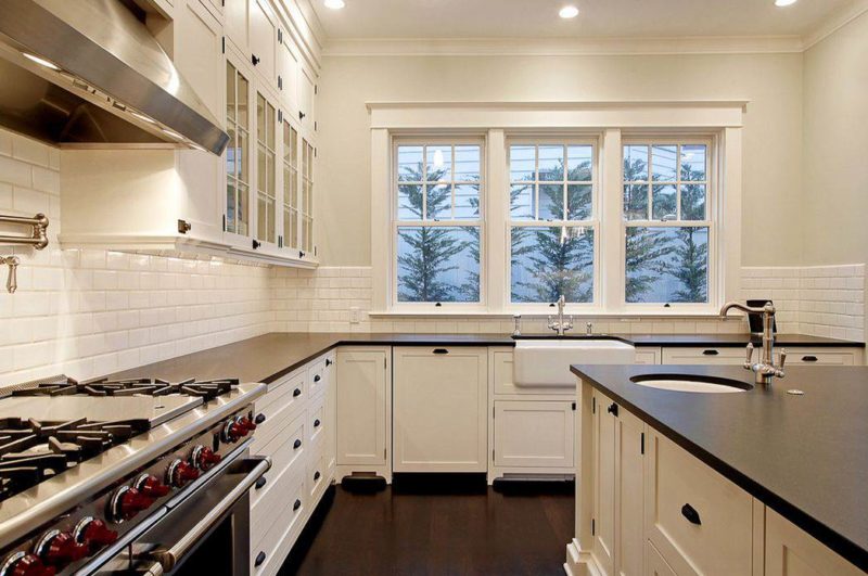 Дизайн: нейтральный фартук на кухне