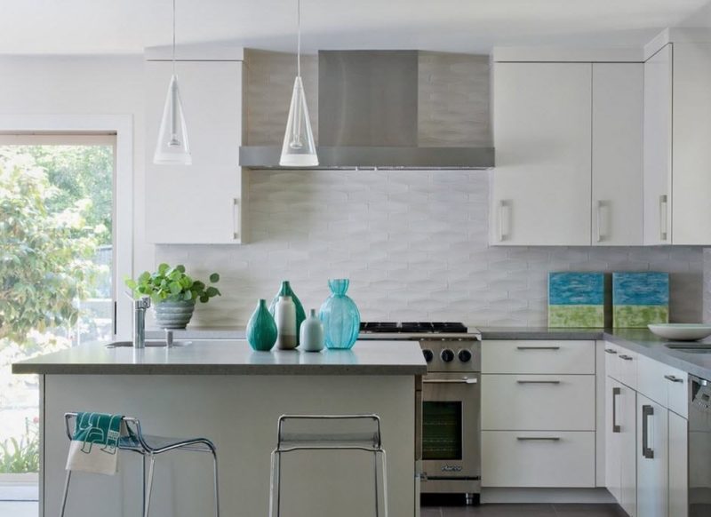 Интерьер кухни: отделка керамической плиткой