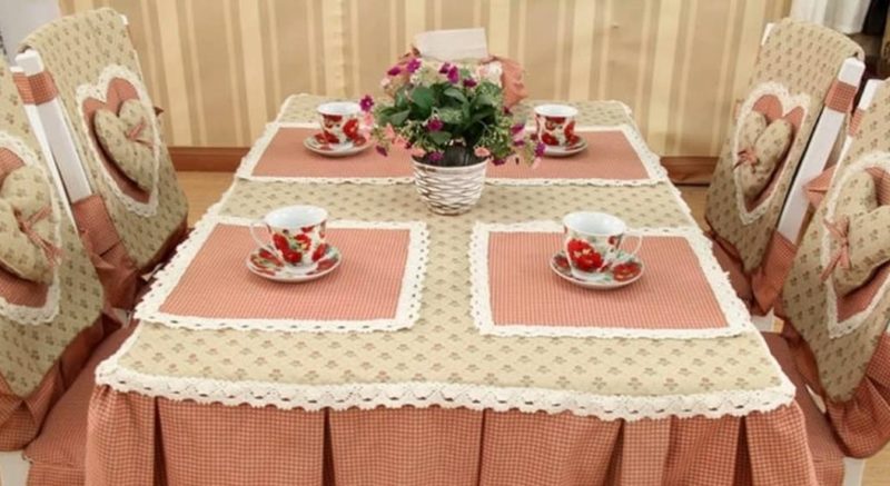 Декор кухни: занавески и скатерть в оформлении