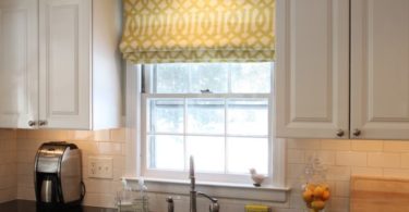 Кака римскими шторами украсить кухню
