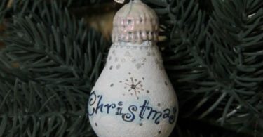 готовая новогодняя игрушка из лампочки