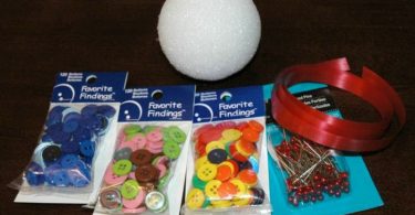 елочная игрушка из пуговиц и пенопласта