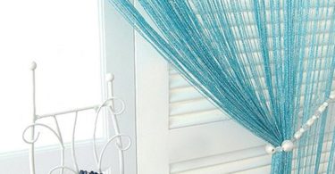 Окно кухни: как повесить нитяные шторы