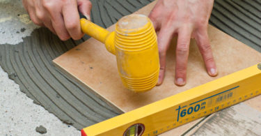 Укладка плитки на пол