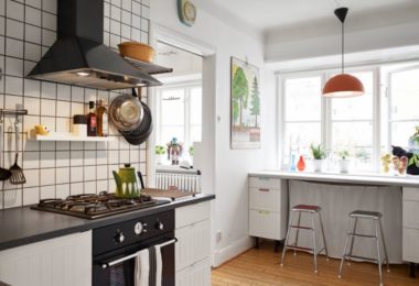 стол-подоконник для маленькой кухни