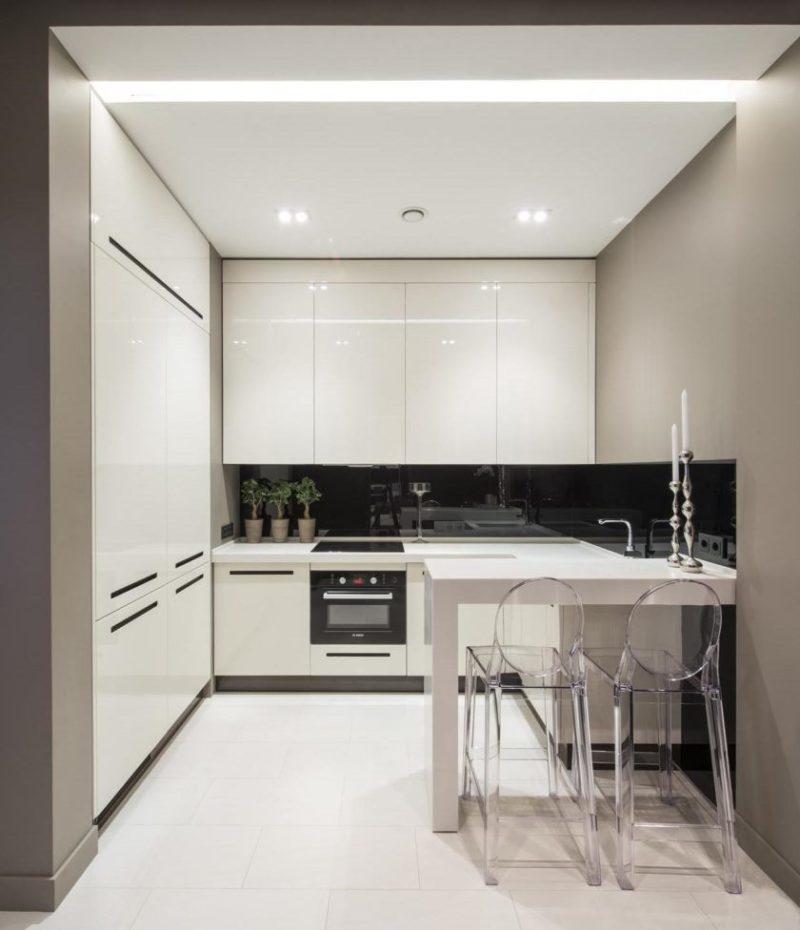 прозрачные стулья на маленькой кухне