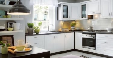 Плюсы и минусы штор с ламбрекенами для кухни