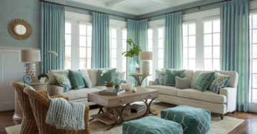 Гостиная: шторы на два окна